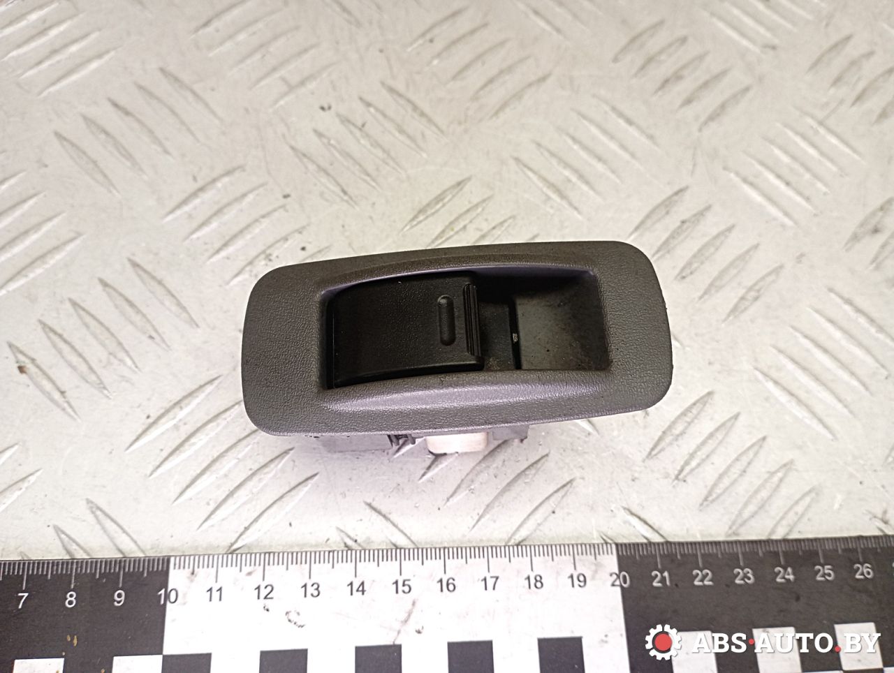 кнопка стеклоподъемника двери задней левой Toyota RAV4 2 поколение (XA20) 2003, 2.0 л., 1CD-FTV, дизель, МКПП, внедорожник 5 дв. - фото №1