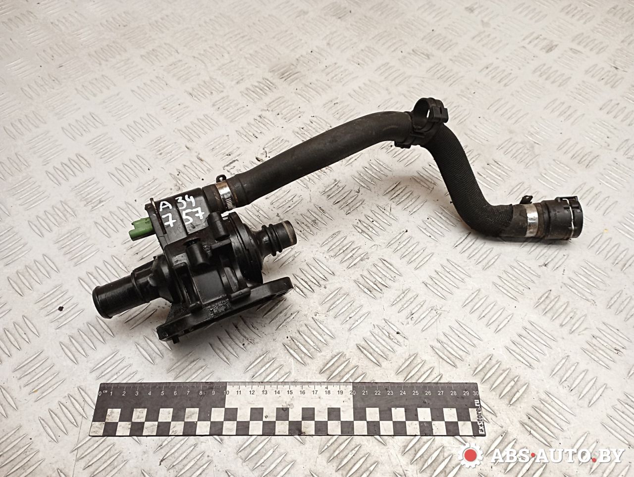 корпус термостата Peugeot Bipper 1 поколение 2010, 1.4 л., 8HS (DV4TED), дизель, АКПП, правый руль, 9654393880, 1336V6, 9671565980, 1148098, 1348620, 1485768, 1516694, 1633908, 2S6Q8A586AA, 2S6Q8A586AB, 2S6Q8A586AC, 2S6Q8A586AD, Y401151H0B, TVZ1527NF, Y401151H0, Y401151H0C, PE21100, 1769073J01, 1769073J01000, SU00100713 - фото №1