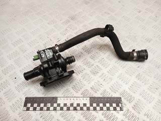 корпус термостата Peugeot Bipper 1 поколение 2010, 1.4 л., 8HS (DV4TED), дизель, АКПП, правый руль, 9654393880, 1336V6, 9671565980, 1148098, 1348620, 1485768, 1516694, 1633908, 2S6Q8A586AA, 2S6Q8A586AB, 2S6Q8A586AC, 2S6Q8A586AD, Y401151H0B, TVZ1527NF, Y401151H0, Y401151H0C, PE21100, 1769073J01, 1769073J01000, SU00100713