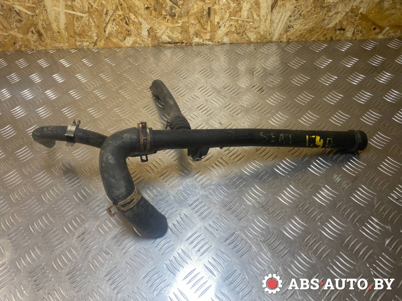 трубка охлаждающей жидкости SEAT Ibiza 1 поколение 1992, 1.4 л., бензин, 030121065J - фото №1