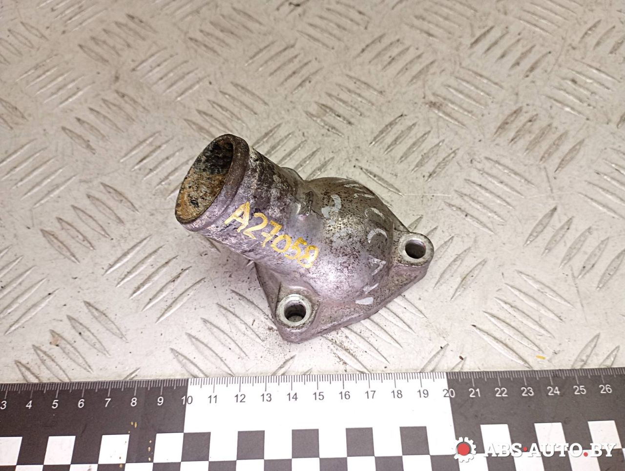 корпус термостата Nissan Almera N15 1998, 2.0 л., дизель - фото №1