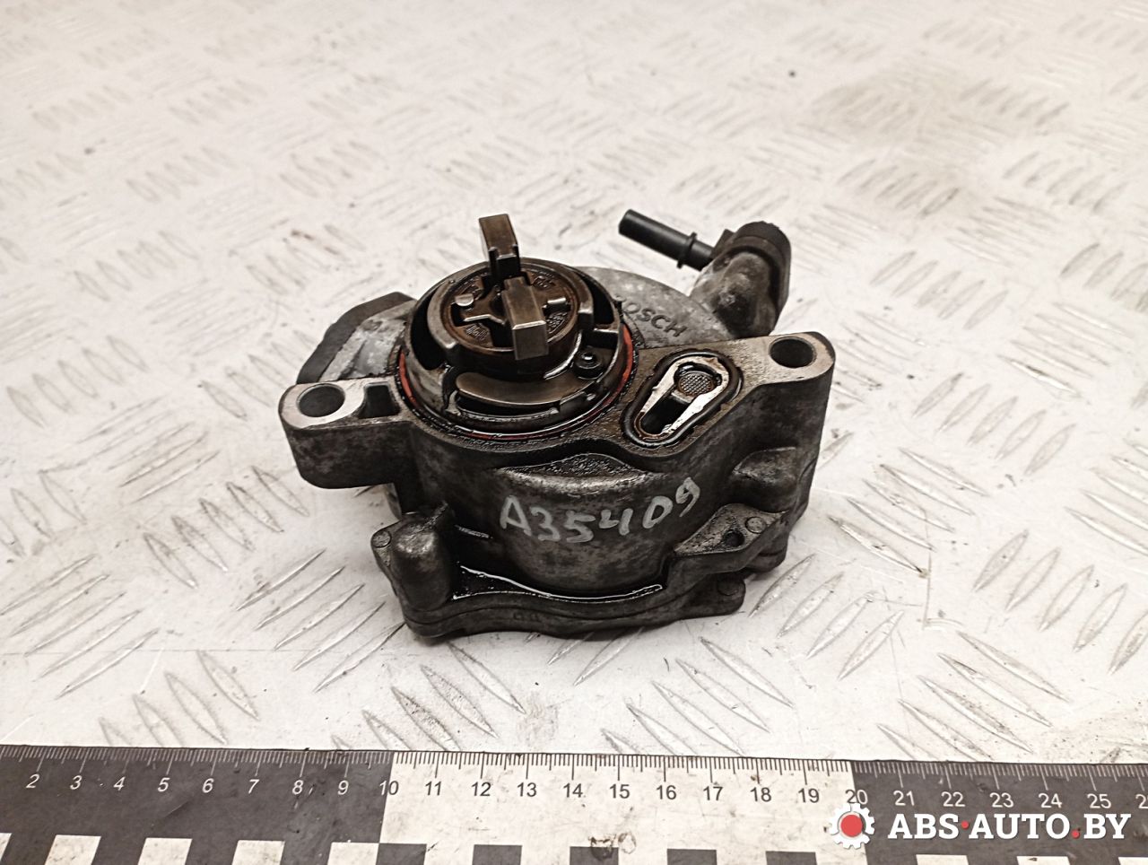 насос вакуумный Peugeot 3008 1 поколение 2012, 1.6 л., дизель, робот, передний привод, правый руль, 9804021880, 9684786780, 456584, 3642543, 1692776, 1785236, FM5Q2A451AA, 04830GMC, 31330213, 31375462, AV6Q2A451AA, 1B2406X - фото №1