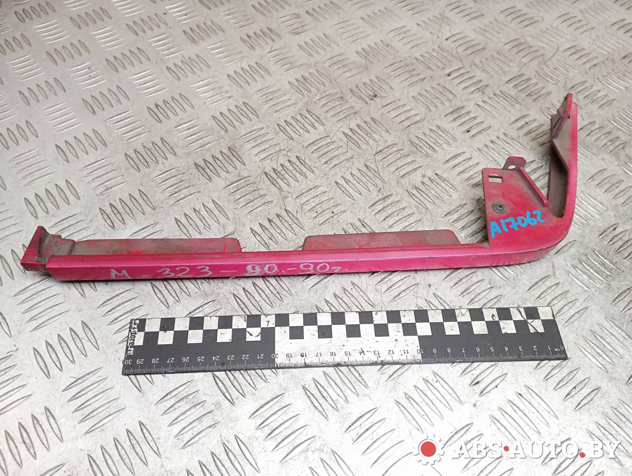 ресничка (ус) правой фары Mazda 323 3 поколение 1990, хетчбэк 5 дв., B300507K1, B330507K1 - фото №1