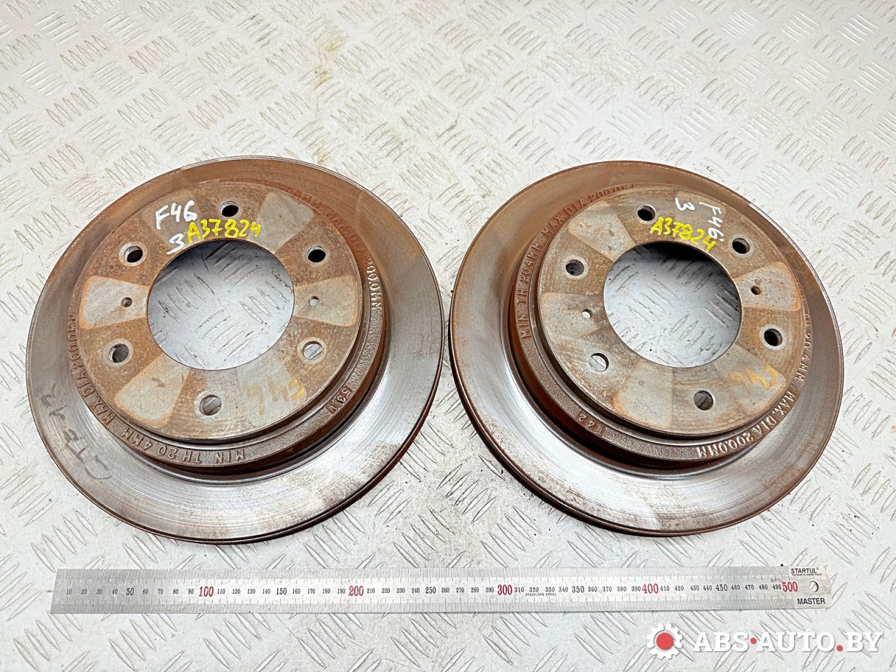 диск тормозной задний Mitsubishi Pajero 3 поколение 2002, 3.2 л., дизель, МКПП, внедорожник 3 дв., MR418067 - фото №1