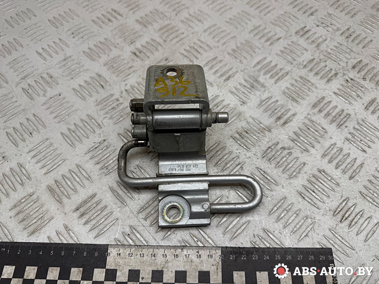 петля двери Volkswagen Touareg 1 поколение 2006, 2.5 л., BAC, дизель, МКПП, внедорожник 5 дв., 7L0831412 - фото №1