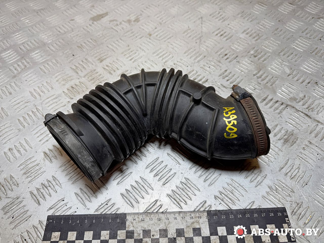 патрубок воздушного фильтра Volvo S80 1 поколение 2003, 2.4 л., бензин, АКПП, седан, 8649258 - фото №1