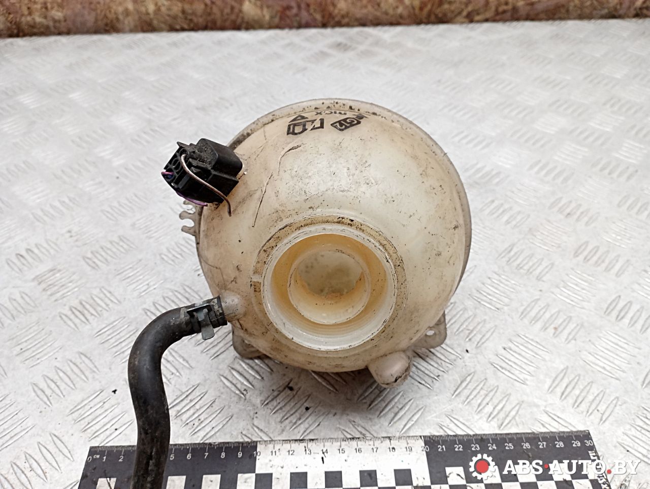 бачок расширительный Volkswagen Golf 4 поколение 2004, 1.8 л., бензин, 06A129061, KTZ1020DP, KTZ1020HS, 106CA0177AE, 106CA0177AZ, KTZ1020, 1C0121403, 1C0121403A, 1C0121403C, 1C0121407C, 1C0121407E, 1C0121407F, 1J0121403, 1J0121403A, 1J0121403B, 1J0121403E, 1J0121407, 1J0121407E, 1J0121407F - фото №1