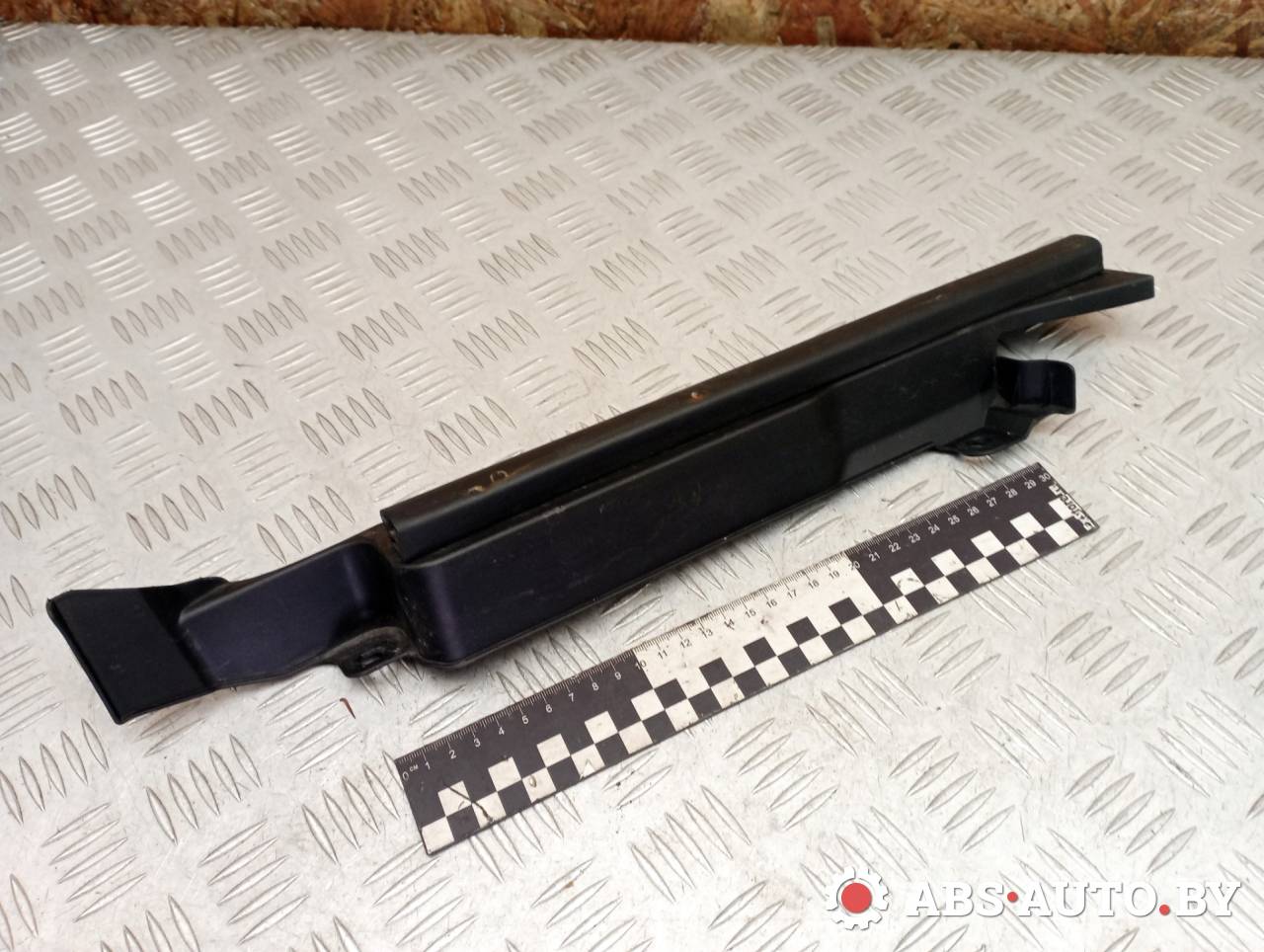 крепление ( кронштейн ) крыла Kia Sorento 2 поколение 2010, 2.2 л., дизель, МКПП, полный привод, правый руль, 841302P000 - фото №1