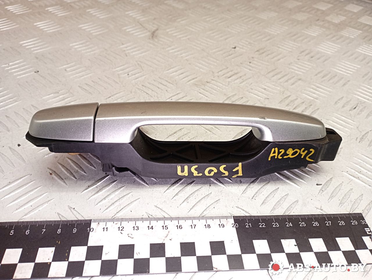 ручка наружная задняя правая Toyota RAV4 2 поколение (XA20) 2003, 2.0 л., 1CD-FTV, дизель, МКПП, внедорожник 5 дв. - фото №1