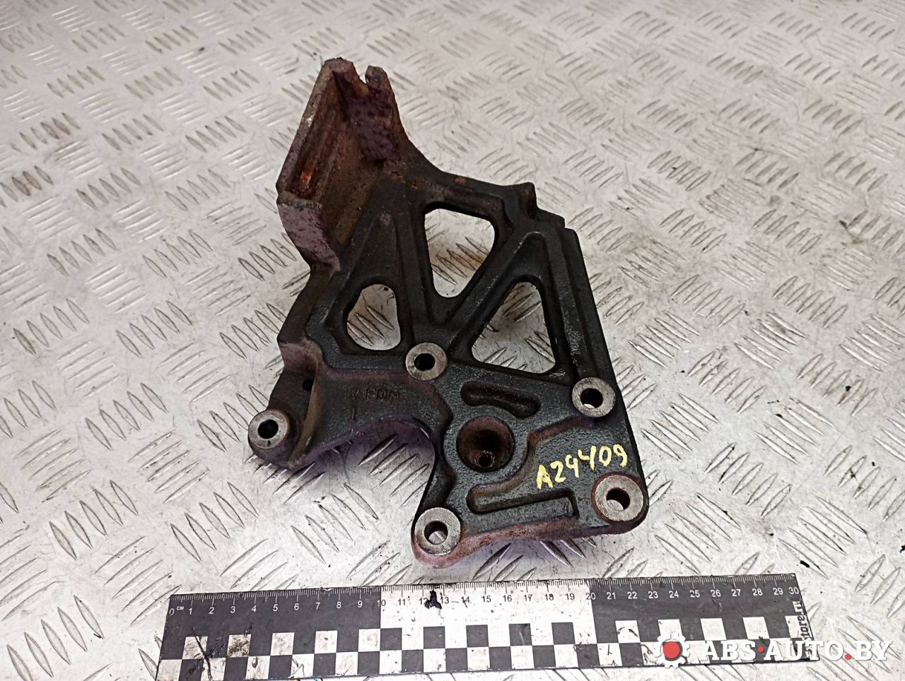 кронштейн компрессора кондиционера Mitsubishi Galant 8 поколение 1998, 2.5 л., бензин, MR116154 - фото №1