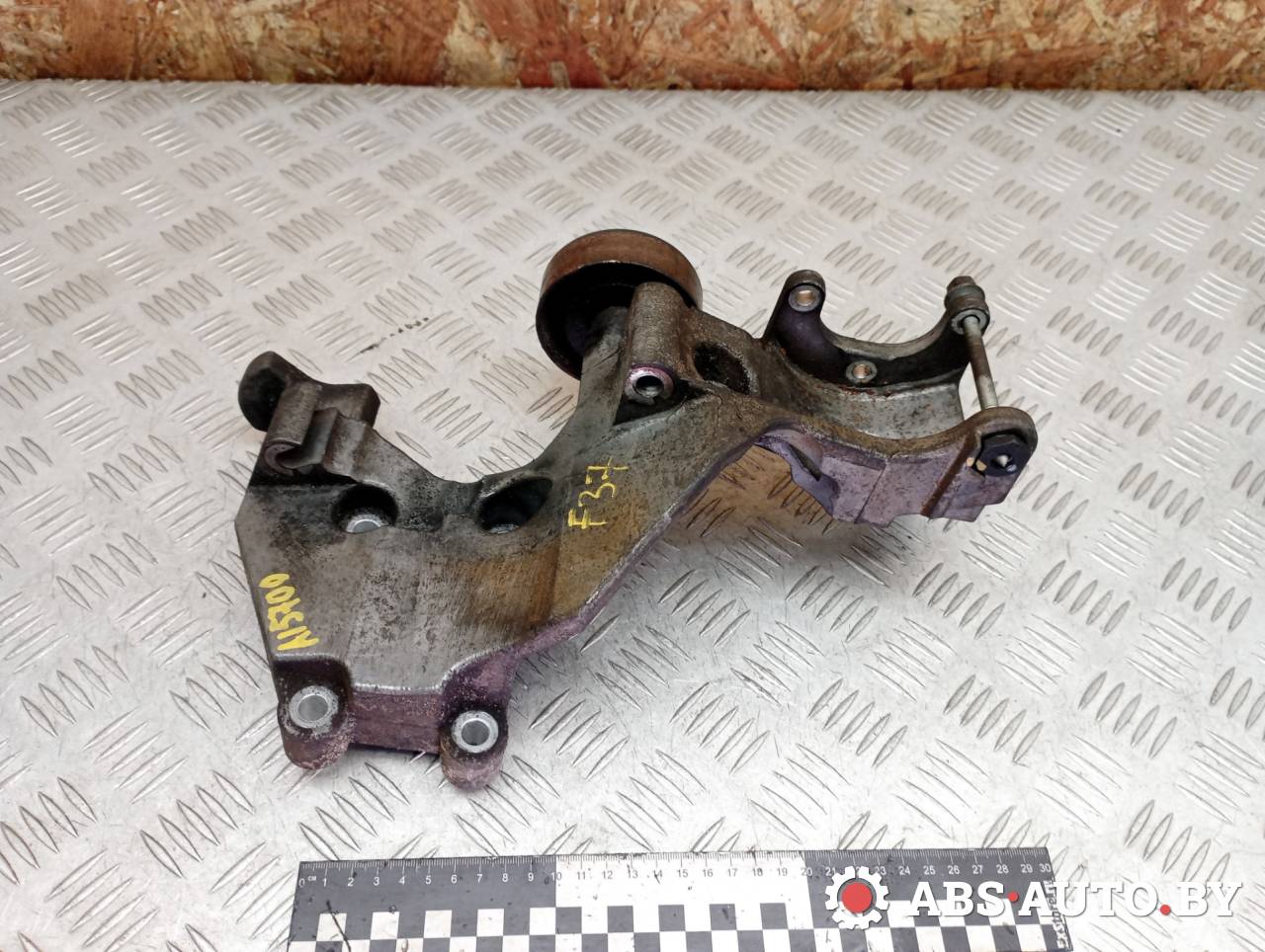 кронштейн компрессора кондиционера Kia Sorento 2 поколение 2010, 2.2 л., дизель, МКПП, полный привод, правый руль, 252852F000 - фото №1