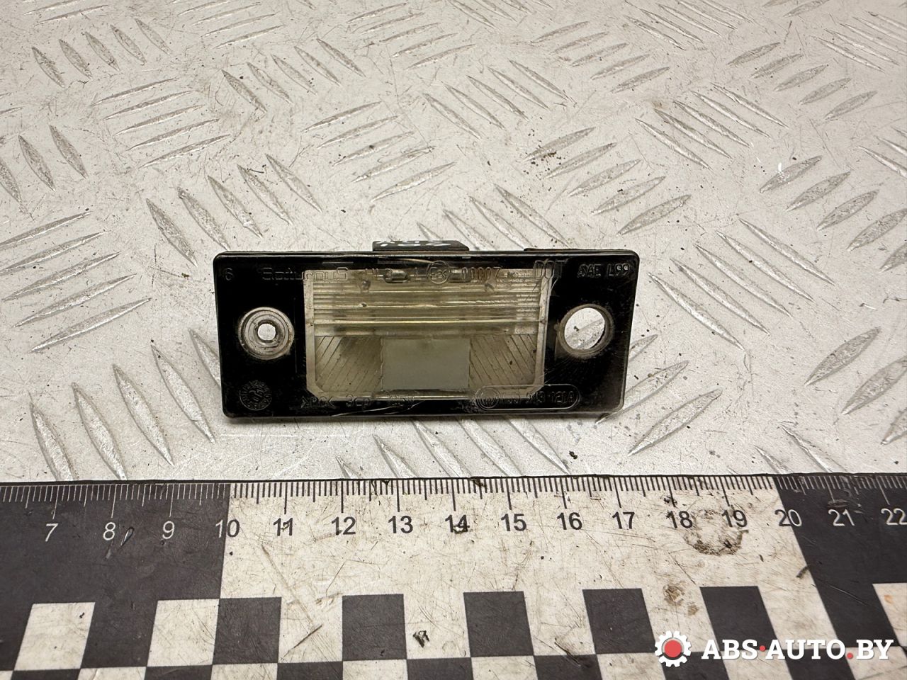 подсветка номера Volkswagen Touareg 1 поколение 2006, 3.0 л., BKS, дизель, АКПП, внедорожник 5 дв., полный привод, 1J5943021, 1J5943021A, 1J5943021C, 1J5943021D - фото №1