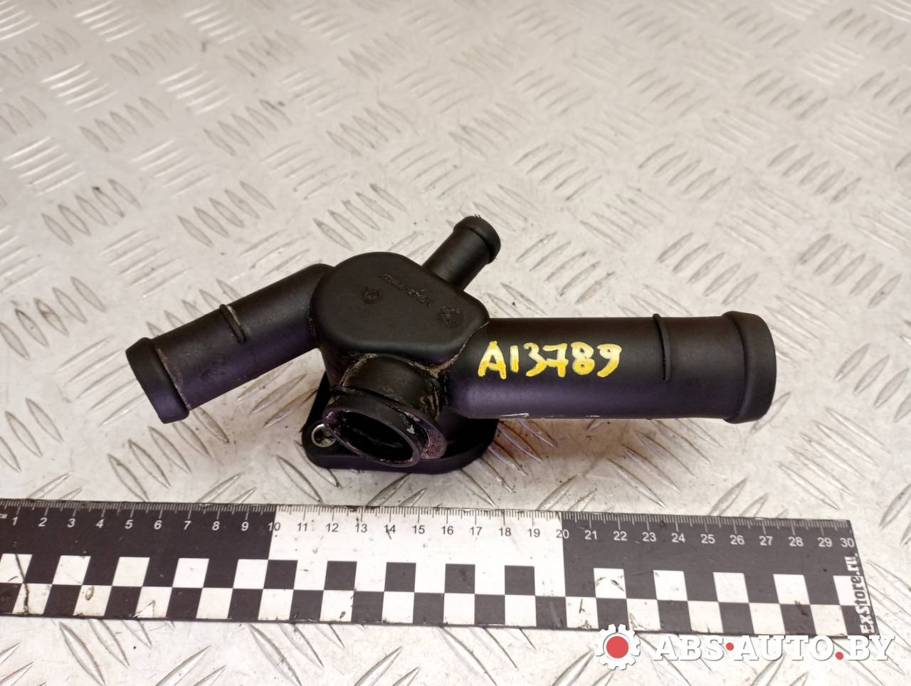 фланец (тройник) системы охлаждения Volkswagen Bora 1 поколение 2004, 1.6 л., бензин, МКПП, седан, V100560, 06A121132, 06A121133D, 6A121132, 6A121133D, 06A1211132 - фото №1