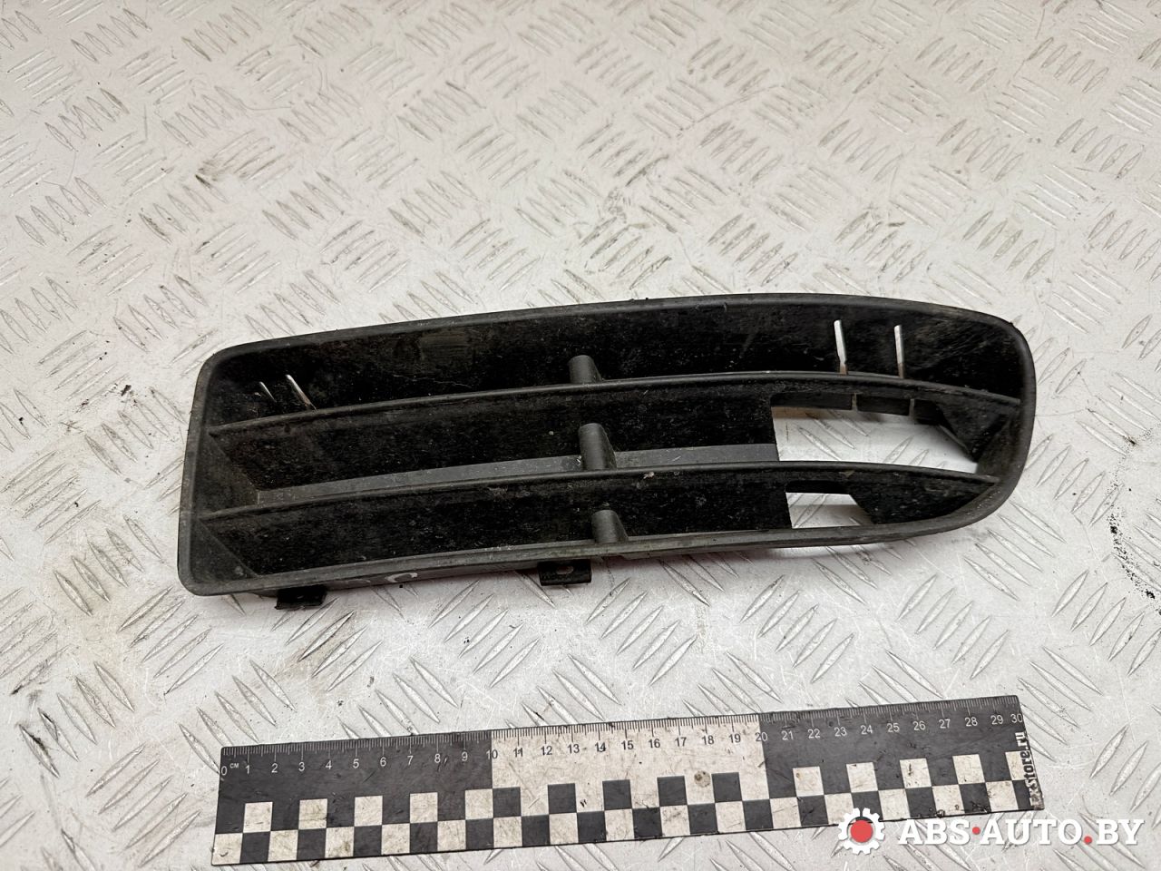 заглушка (решетка) в бампер Volkswagen Bora 1 поколение 2000, 1.9 л., дизель, МКПП, седан, 1J5853665B - фото №1