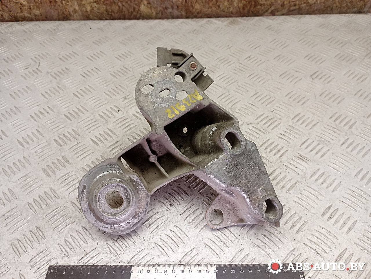 кронштейн двигателя Volkswagen Passat B5 1997, 2.4 л., бензин, 4B0199352A - фото №1