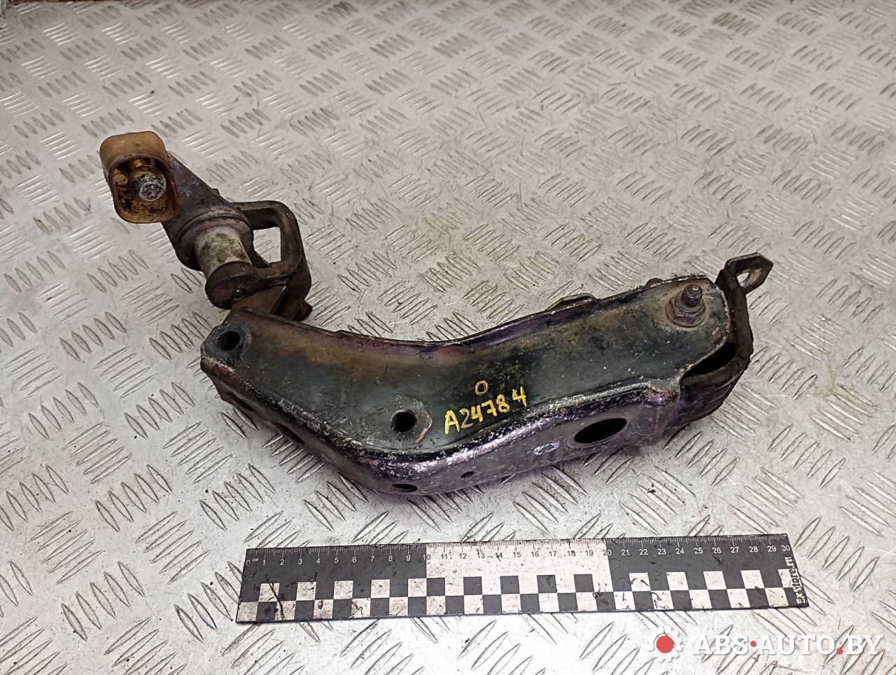 кронштейн двигателя Opel Kadett E 1991, 1.6 л., бензин, 90236549 - фото №1