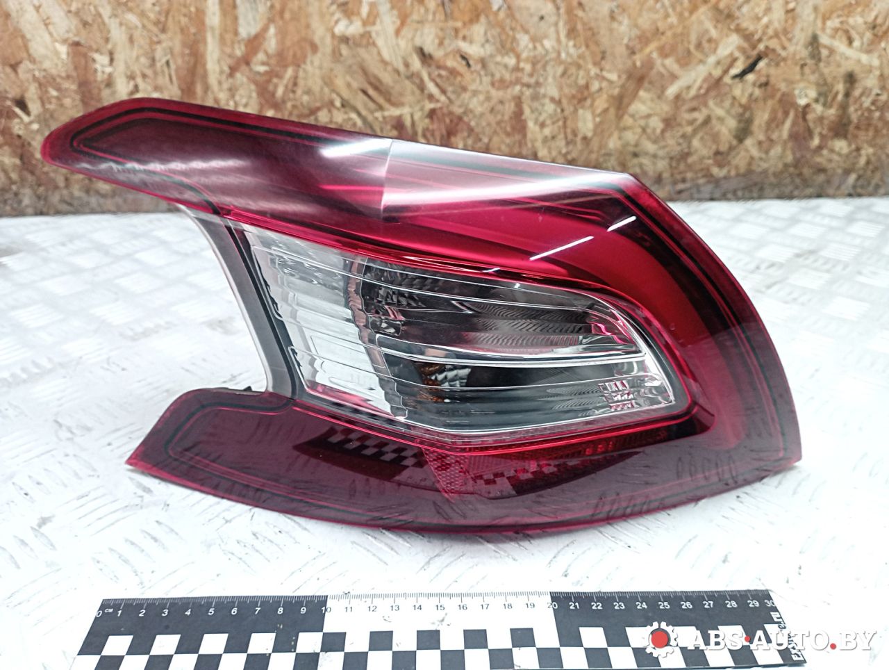 фонарь задний левый Peugeot 308 T9 2014, 1.6 л., дизель, МКПП, хетчбэк 5 дв., правый руль, 9677817680, 81250101 - фото №1