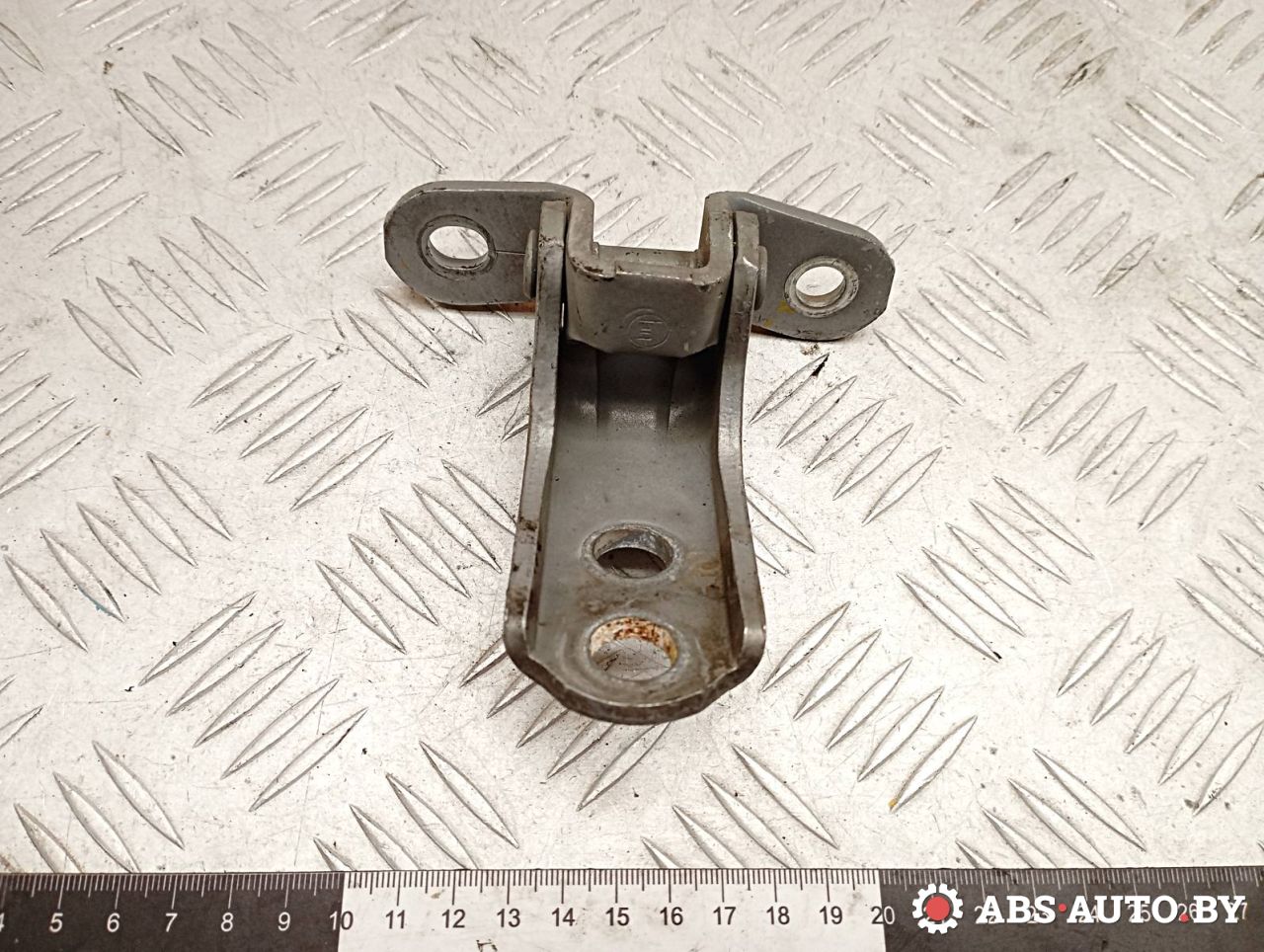 петля двери Toyota RAV4 2 поколение (XA20) 2003, 2.0 л., 1CD-FTV, дизель, МКПП, внедорожник 5 дв. - фото №1