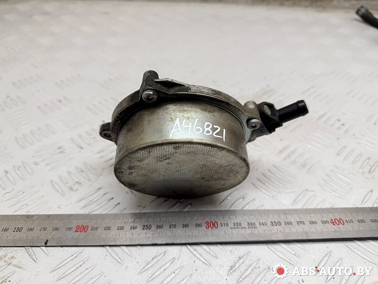 насос вакуумный Volkswagen Touareg 1 поколение 2006, 3.0 л., BKS, дизель, АКПП, внедорожник 5 дв., полный привод, 057145100T, 057145100AA, 057145100AC, 057145100AE, 057145100AG, 057145100F, 057145100H, 057145100J, 057145100L, 059145100J, 059145100K, 700906210, 700906050 - фото №1