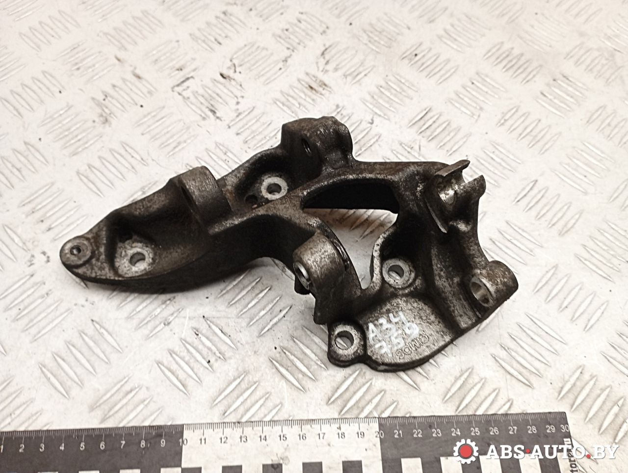 кронштейн генератора Peugeot Bipper 1 поколение 2010, 1.4 л., 8HS (DV4TED), дизель, АКПП, правый руль, 9658198980 - фото №1