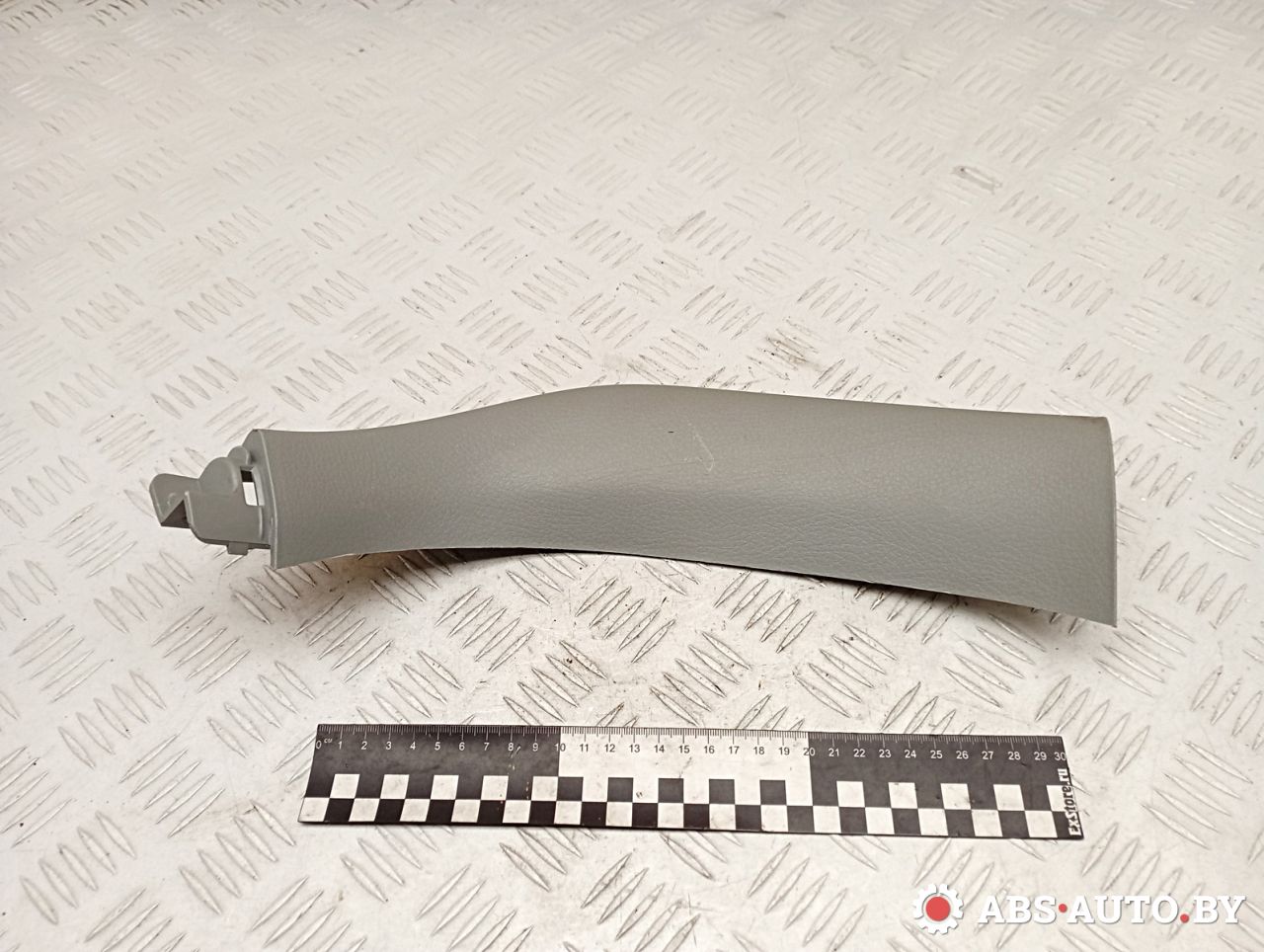 обшивка крышки багажника Kia Sorento 2 поколение 2010, 2.2 л., дизель, МКПП, полный привод, правый руль, 817302P000 - фото №1