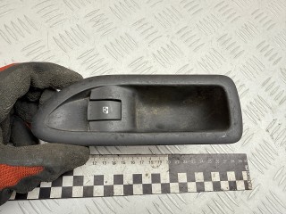 кнопка стеклоподъемника двери задней левой Renault Laguna 2 поколение 2002, 1.9 л., F9Q 750, дизель, МКПП, хетчбэк 5 дв., передний привод, 8200016013