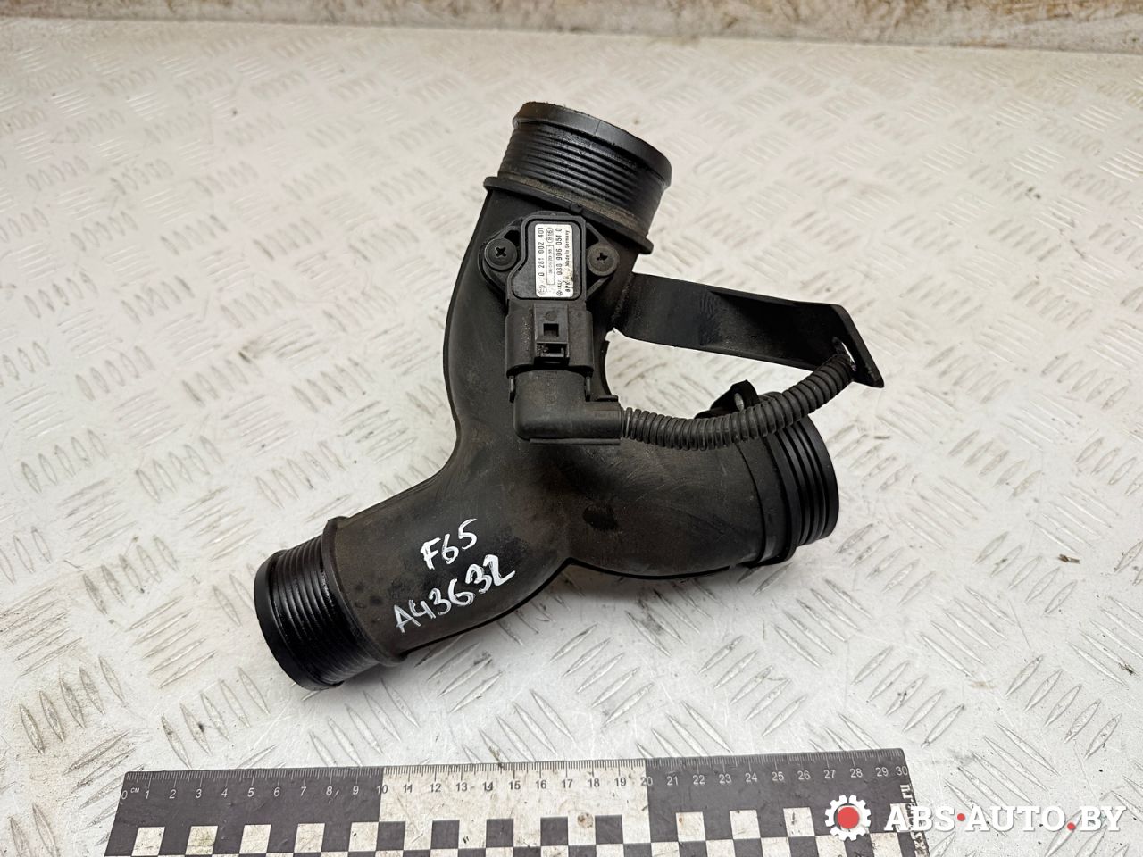 патрубок интеркулера Volkswagen Touareg 1 поколение 2006, 3.0 л., BKS, дизель, АКПП, внедорожник 5 дв., полный привод, 038906051C, 0281002401, 7L6145795RL, 7L6145770G - фото №1