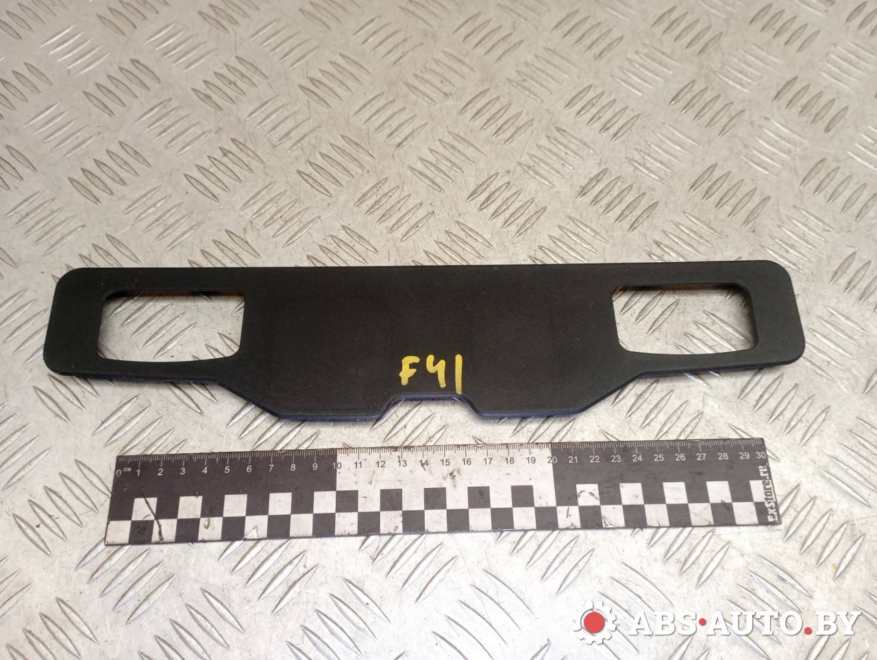 накладка подсветки номера Nissan X-Trail T32 2014, 1.6 л., R9M, дизель, МКПП, полный подключаемый привод, правый руль, 909144CE0A, 909144CE1A, 909144CE2A, 909144CE3A - фото №1