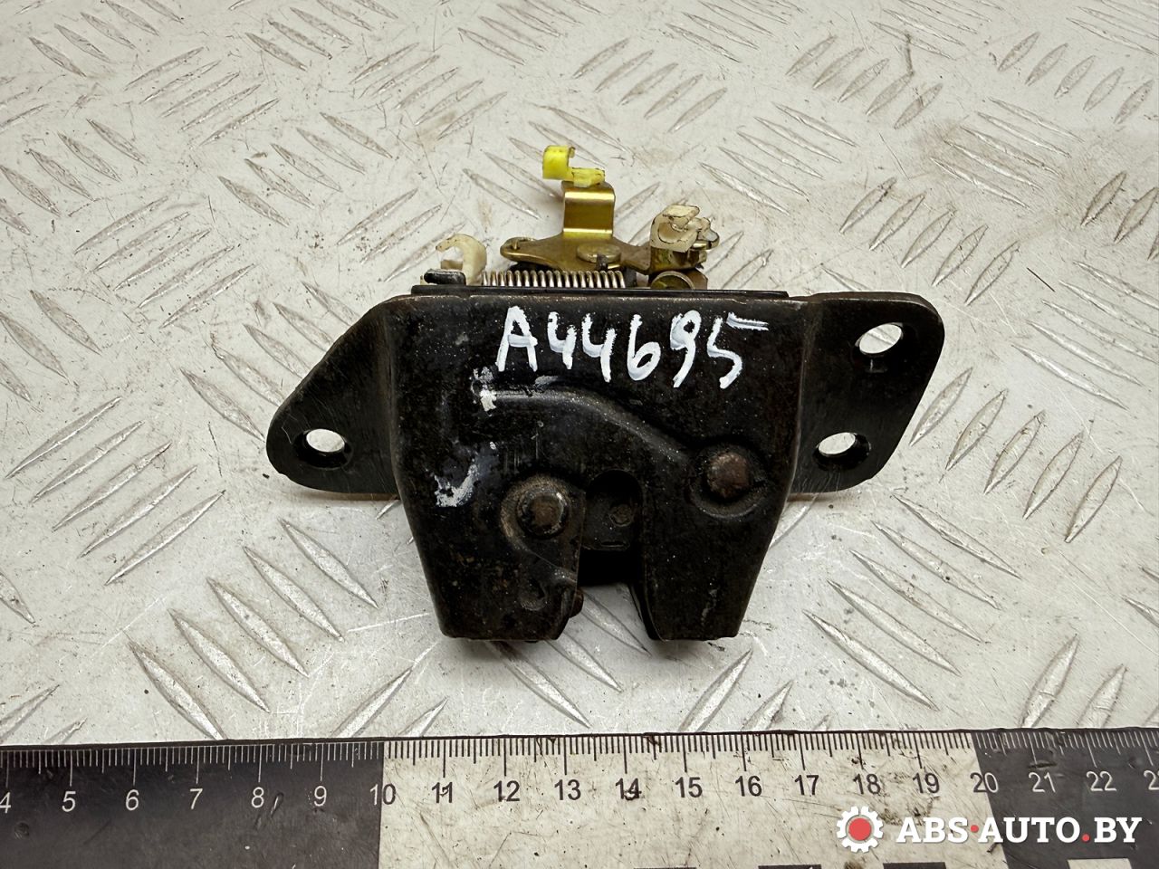 замок багажника Mitsubishi Pajero 3 поколение 2002, 3.2 л., дизель, МКПП, внедорожник 3 дв., полный привод - фото №1