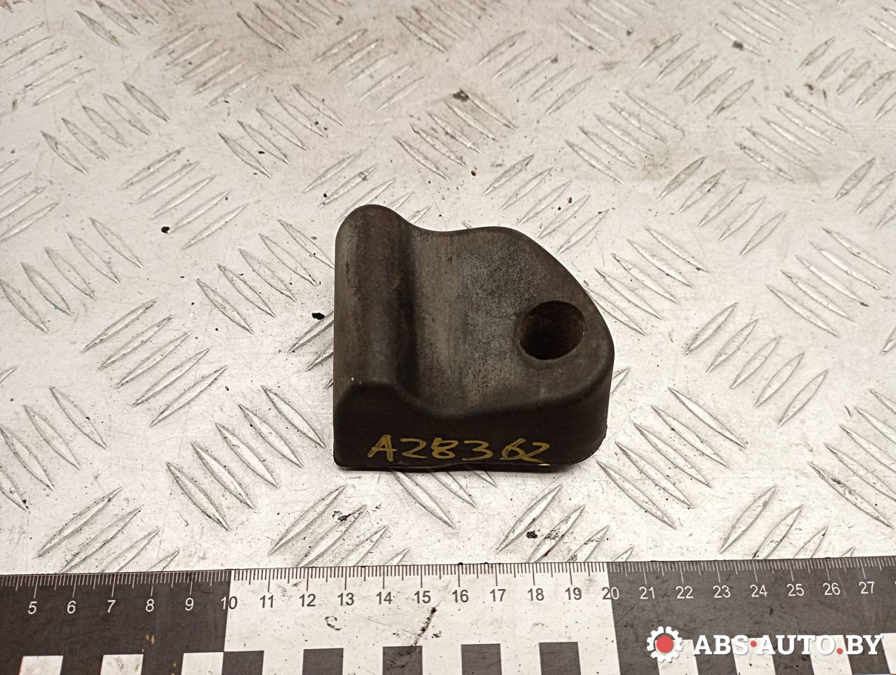 отбойник капота Volkswagen Passat B6 2007, 2.0 л., дизель, АКПП, универсал, 3C0823428 - фото №1