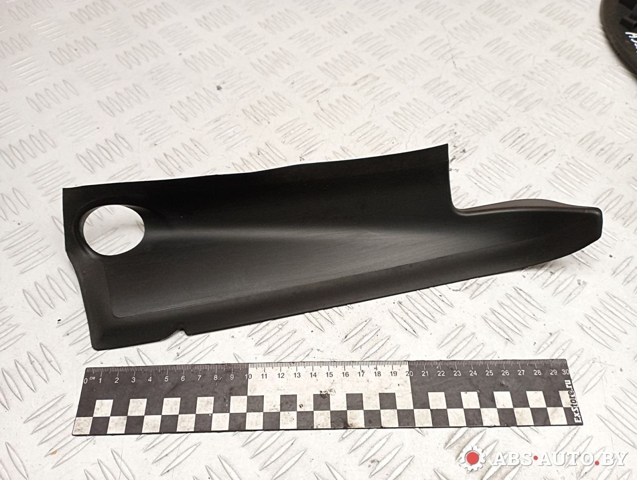 ус под фонарь правый Peugeot 3008 1 поколение 2012, 1.6 л., дизель, робот, передний привод, правый руль, 9670553380 - фото №1