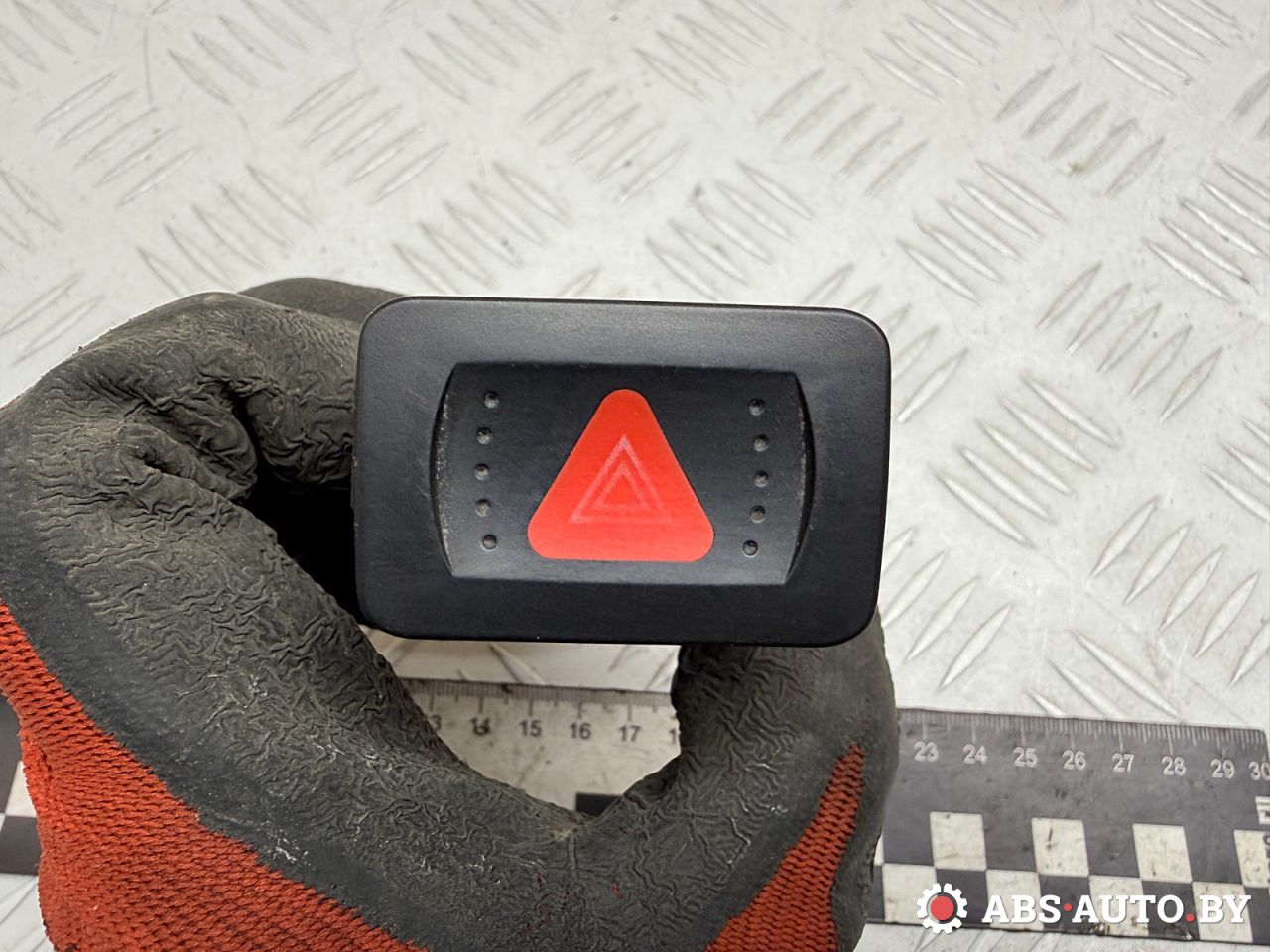 кнопка аварийной сигнализации Volkswagen Bora 1 поколение 2000, 1.9 л., дизель, МКПП, седан, 1J0953235D, 1J0953235E, 1J0959621E, 6N0959621B, 1J0953235A, 1J0953235B, 1J0959621B, 1J0953235G - фото №1