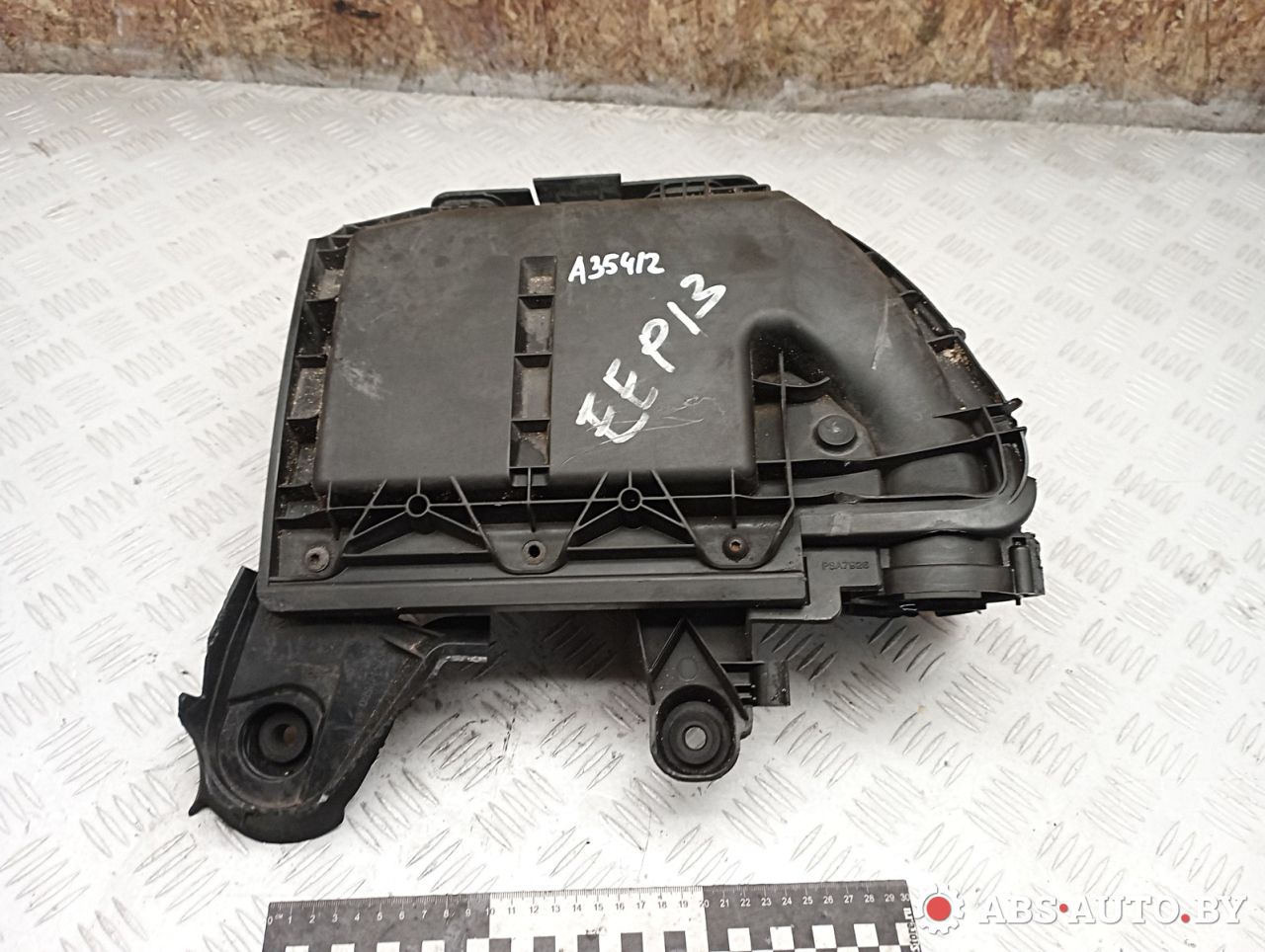 корпус воздушного фильтра Peugeot 3008 1 поколение 2012, 1.6 л., дизель, робот, передний привод, правый руль, 9673061080, 1039257 - фото №1