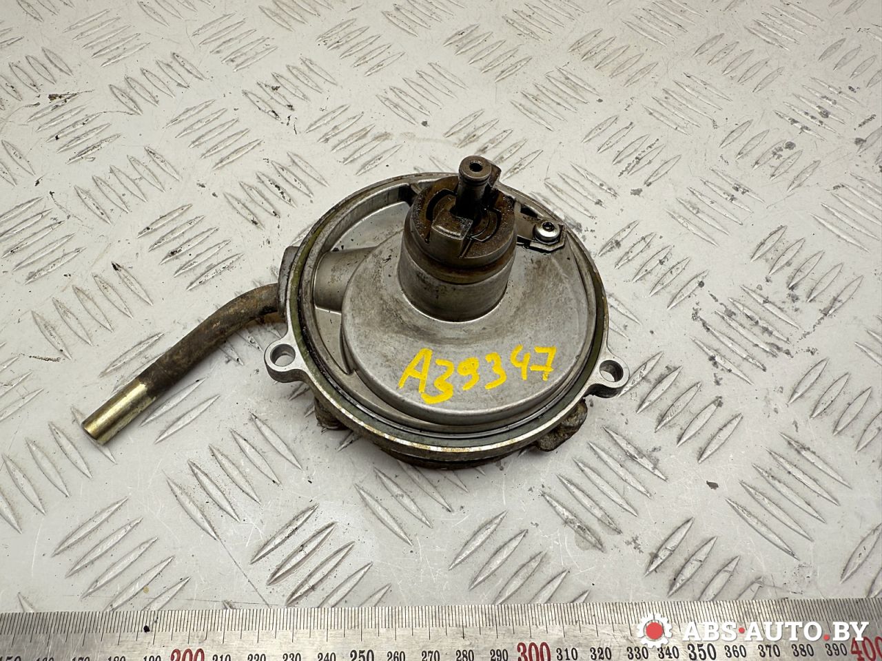 насос вакуумный Mercedes-Benz A W168 1 поколение (1997-2001) 2000, 1.7 л., OM 668.940, дизель, АКПП, хетчбэк 5 дв., передний привод, 6682300065, 6682300165, A6682300065, A6682300165 - фото №1