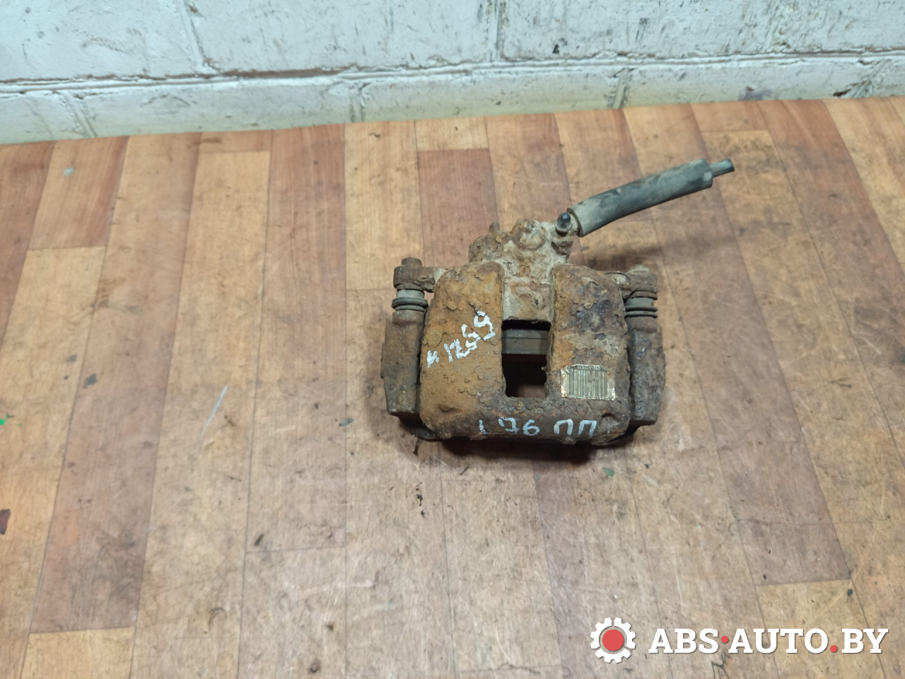 суппорт передний правый Peugeot 307 1 поколение 2003, 1.6 л., бензин, МКПП, хетчбэк 3 дв., 9635507880 - фото №1