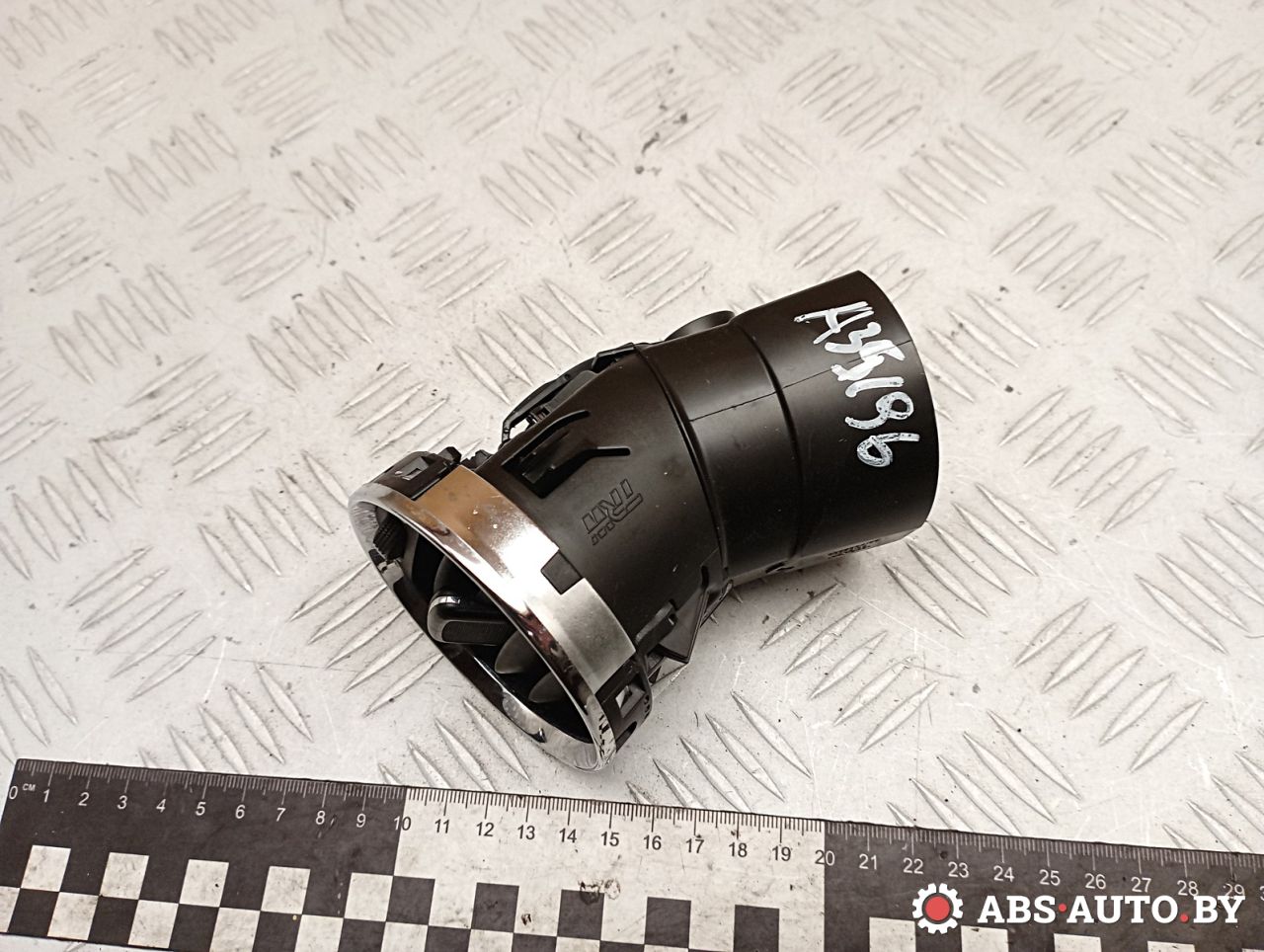 дефлектор обдува салона Peugeot 3008 1 поколение 2012, 1.6 л., дизель, робот, передний привод, правый руль, 9655994177, 1005165 - фото №1