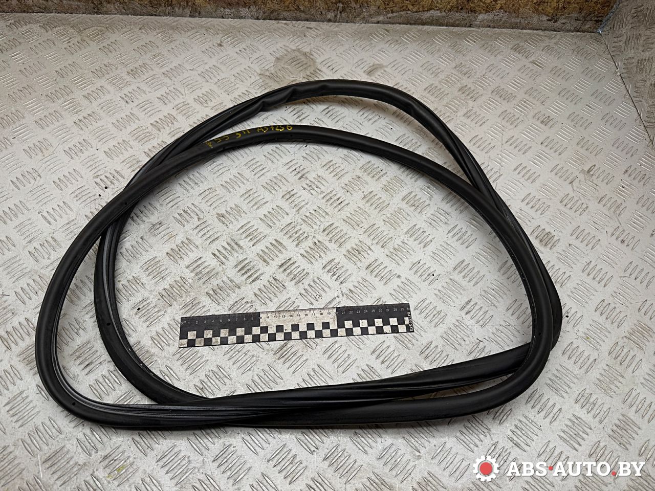 уплотнитель двери Volkswagen Touareg 1 поколение 2006, 2.5 л., BAC, дизель, МКПП, внедорожник 5 дв., 7L0839911D - фото №1