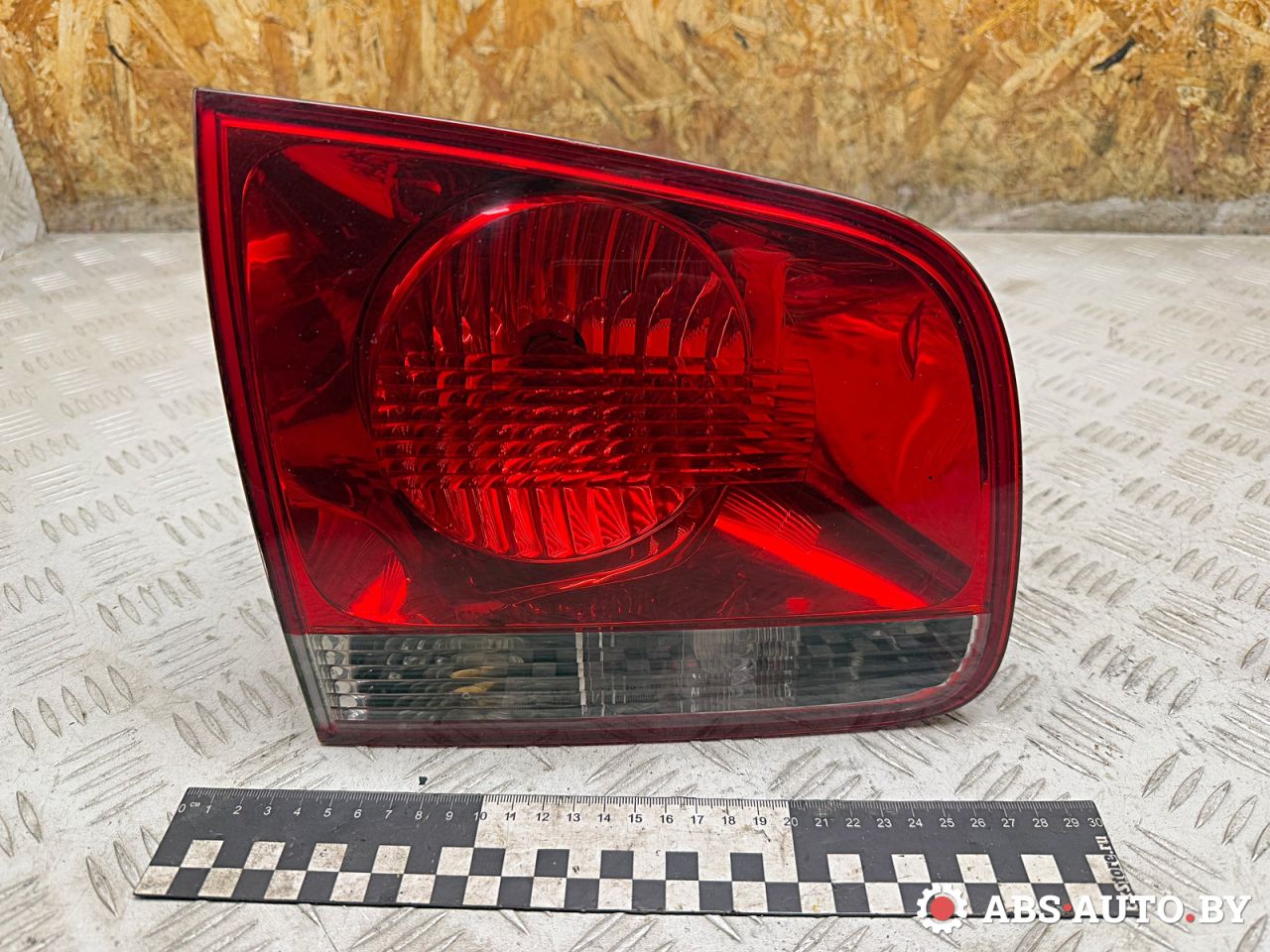 фонарь крышки багажника левый Volkswagen Touareg 1 поколение 2006, 2.5 л., BAC, дизель, МКПП, внедорожник 5 дв., 28269003, 7L6945093H - фото №1