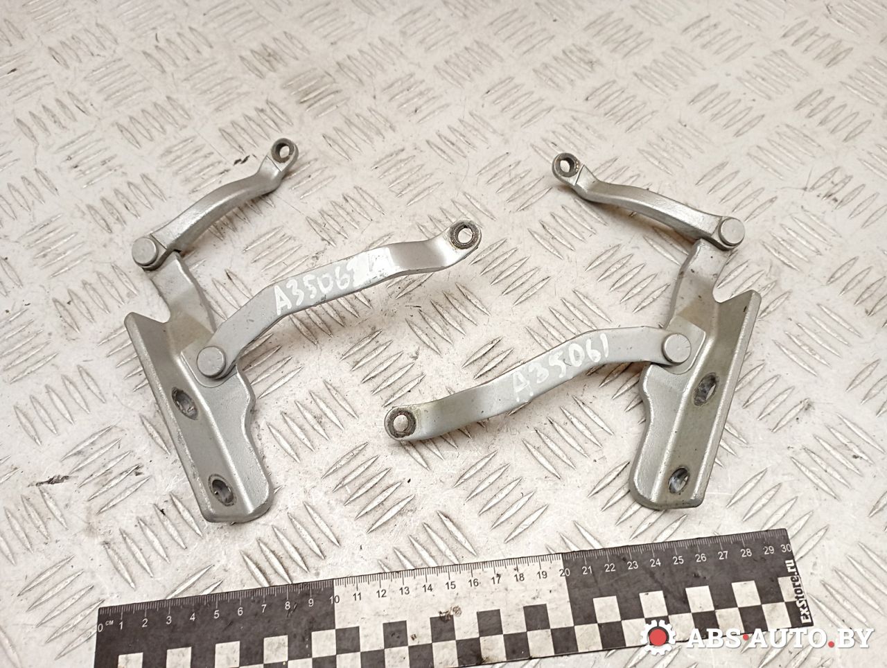 петля крышки багажника Mini Cooper 2 поколение 2010, 1.6 л., N16 B16 A, бензин, кабриолет, правый руль, 7190332, 7190331 - фото №1