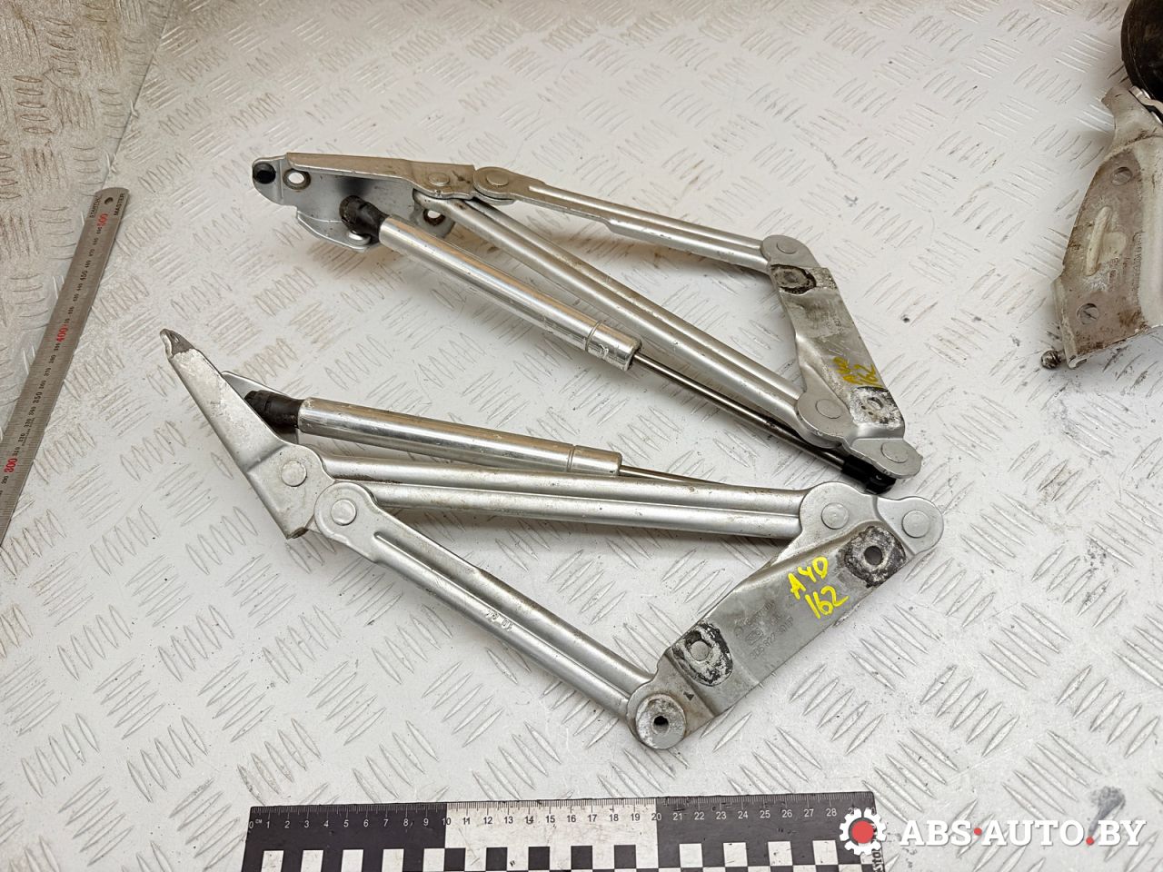 петля крышки багажника Volkswagen Phaeton 1 поколение 2006, 3.2 л., бензин, АКПП, 3D5827301P, 3D5827302L, 3D5827550B - фото №1