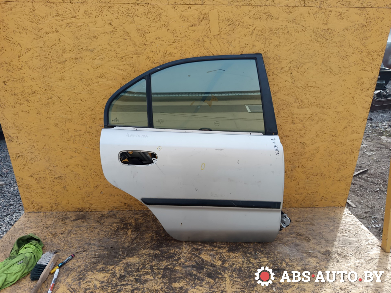 дверь задняя правая Mitsubishi Carisma 1 поколение 1998, хетчбэк 5 дв. - фото №1