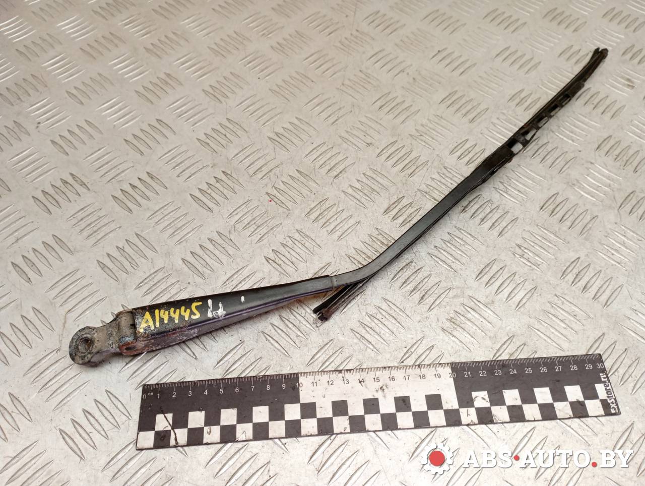 щеткодержатель задний Volkswagen Transporter T4 1995, 2.4 л., МКПП, 701955707A - фото №1