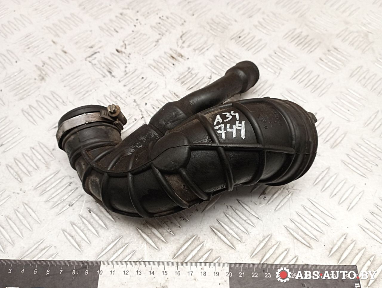 патрубок воздушного фильтра Peugeot Bipper 1 поколение 2010, 1.4 л., 8HS (DV4TED), дизель, АКПП, правый руль, 9689047480 - фото №1