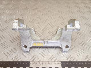 скоба суппорта Volkswagen Passat B6 2007, 2.0 л., дизель, АКПП, универсал