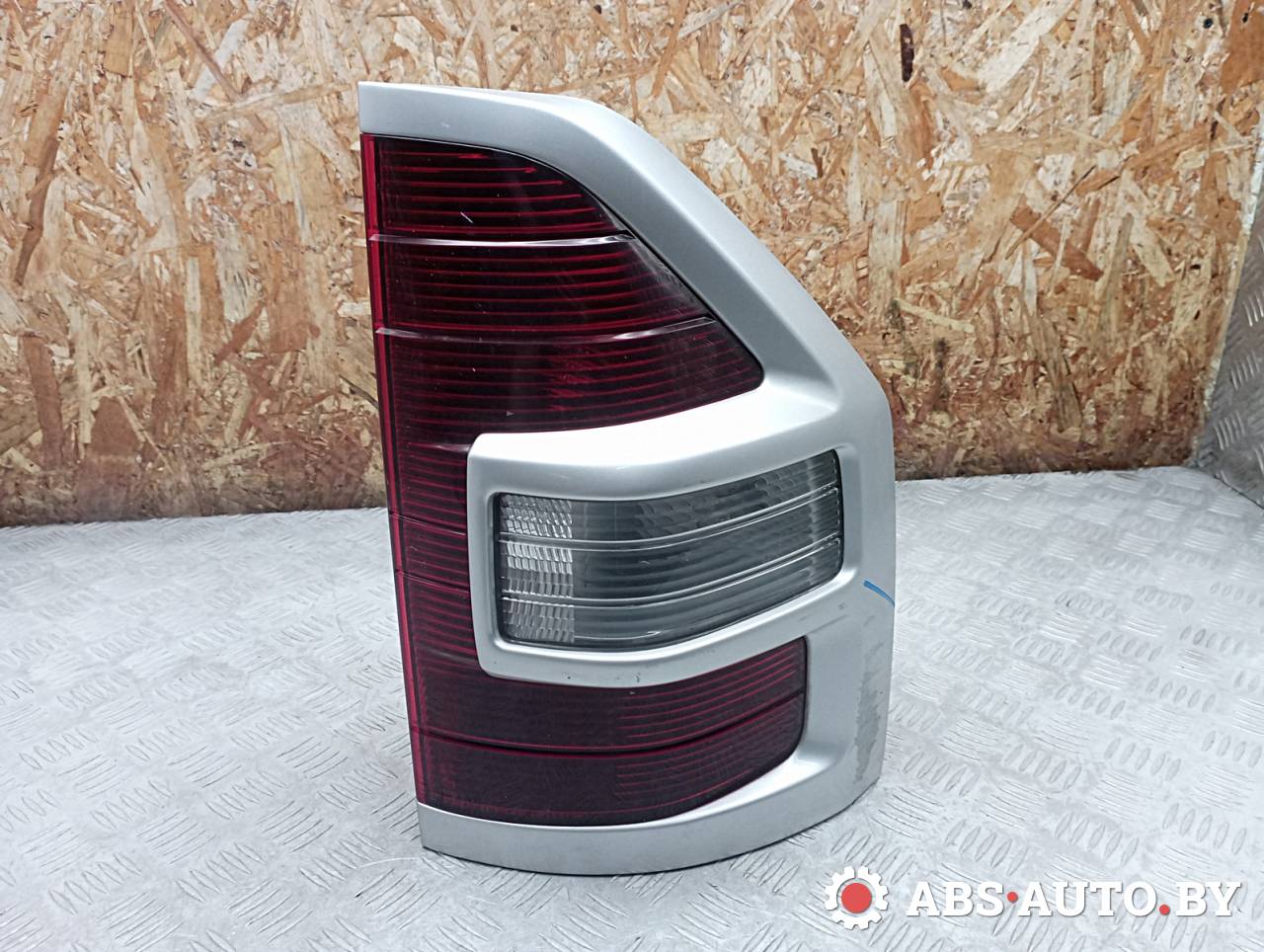фонарь задний правый Mitsubishi Pajero 3 поколение 2002, 3.2 л., дизель, МКПП, внедорожник 3 дв. - фото №1