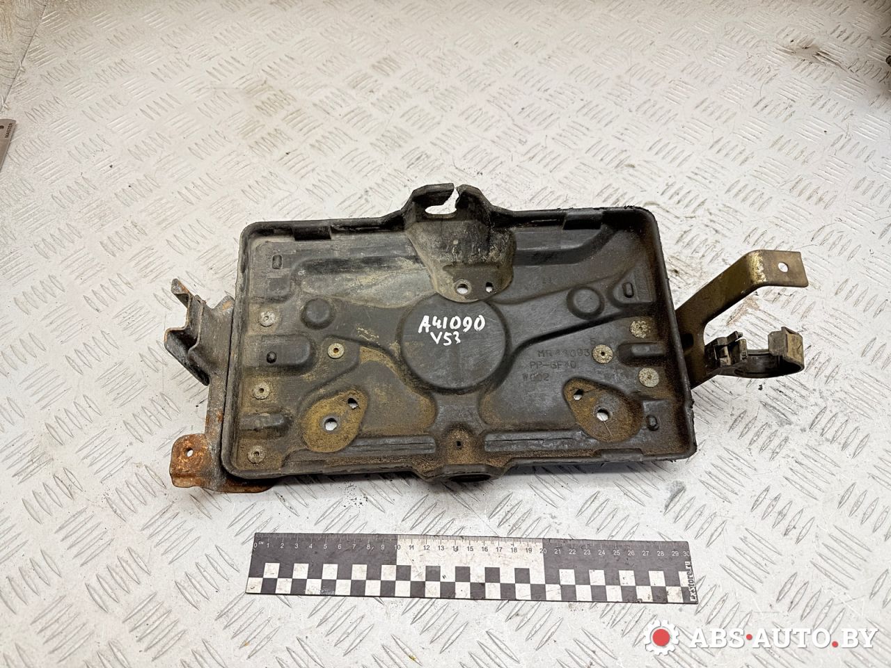 полка аккумулятора Mitsubishi Pajero 3 поколение 2002, 3.2 л., дизель, МКПП, внедорожник 3 дв., полный привод, MR440935 - фото №1