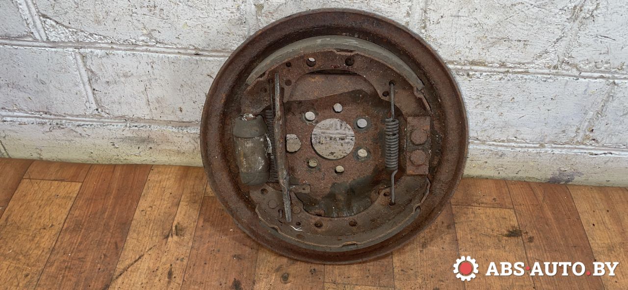 защитный кожух тормозного механизма Volkswagen Golf 3 поколение 1995 - фото №1