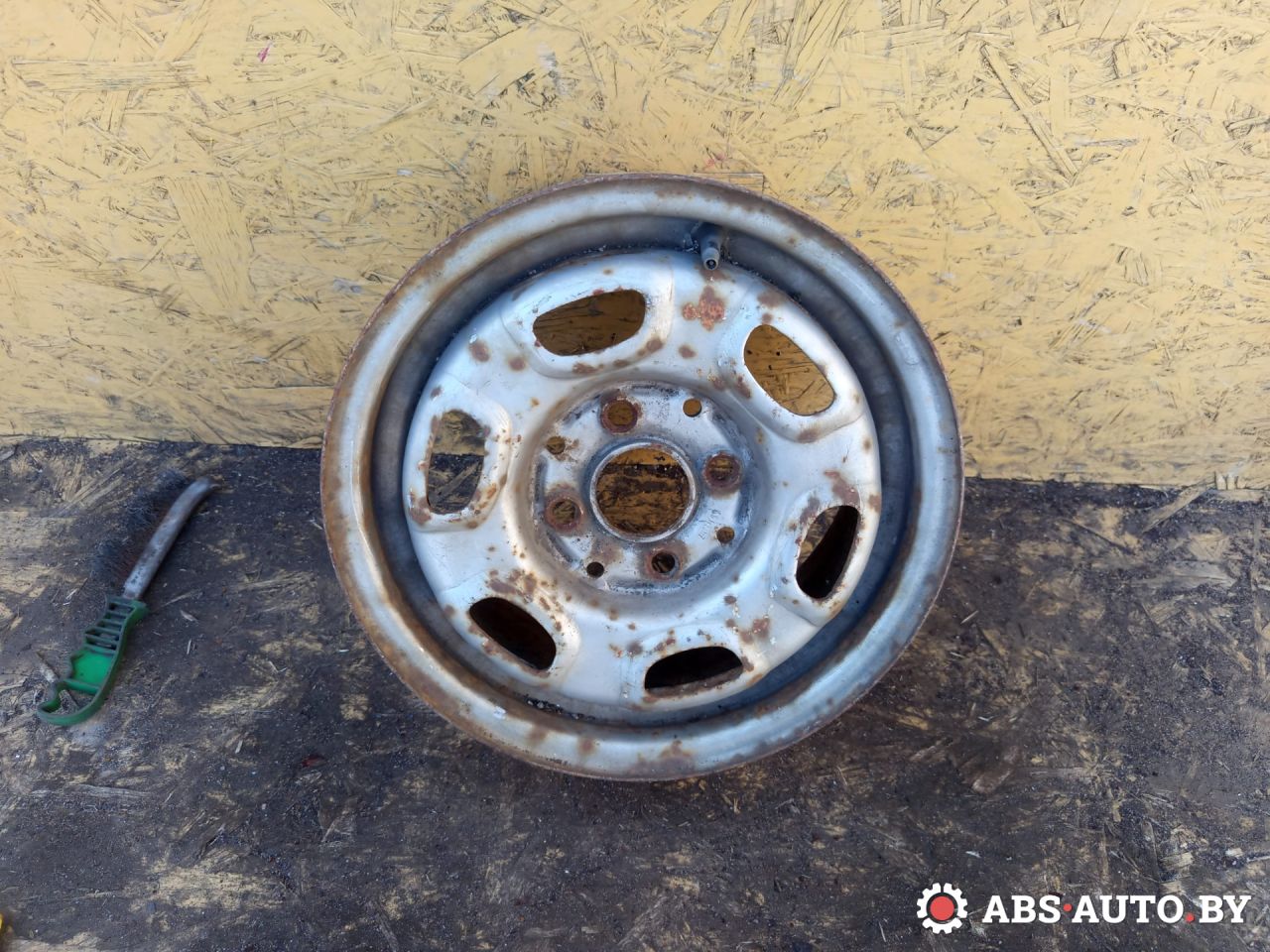 диск штампованный Volkswagen Passat B3 (1988 - 1993) - фото №1