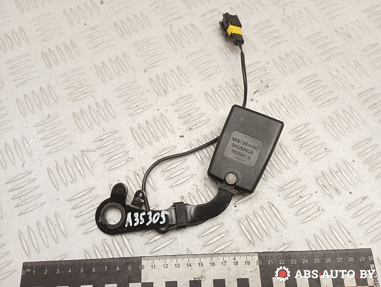 замок ремня безопасности Peugeot 5008 1 поколение 2013, 1.6 л., дизель, робот, правый руль, 34082026F, 34039808, 9681984480 - фото №1