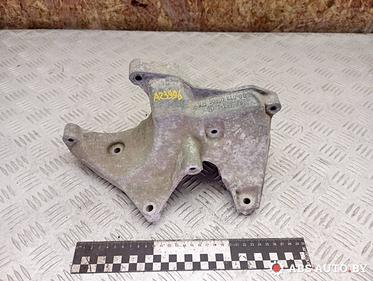 кронштейн компрессора кондиционера Opel Sintra 1 поколение 1998, 2.2 л., бензин, 90501940 - фото №1